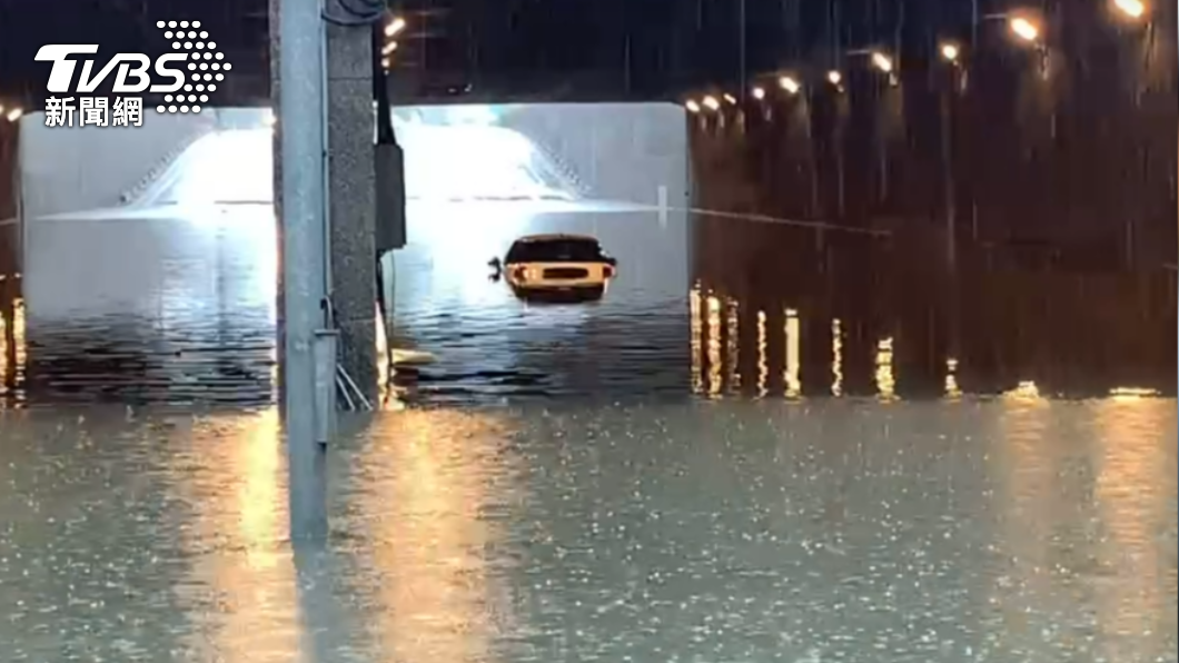 雨彈狂襲高雄淹水! 下水道3車受困險遭滅頂