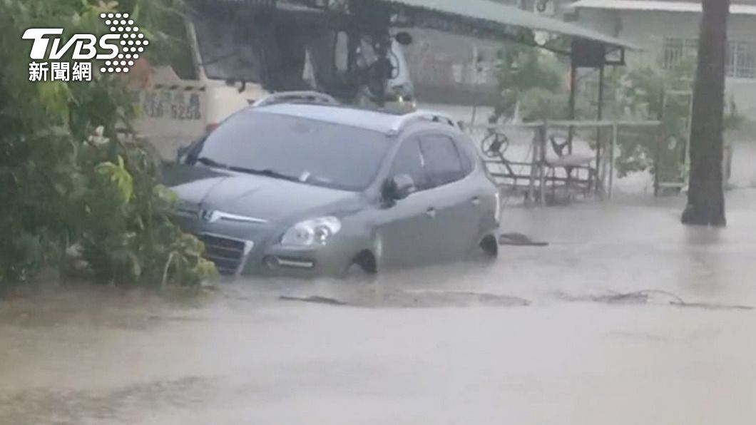 高雄連兩日受雷雨襲擊,部分地區傳出淹水災情。(圖/TVBS)