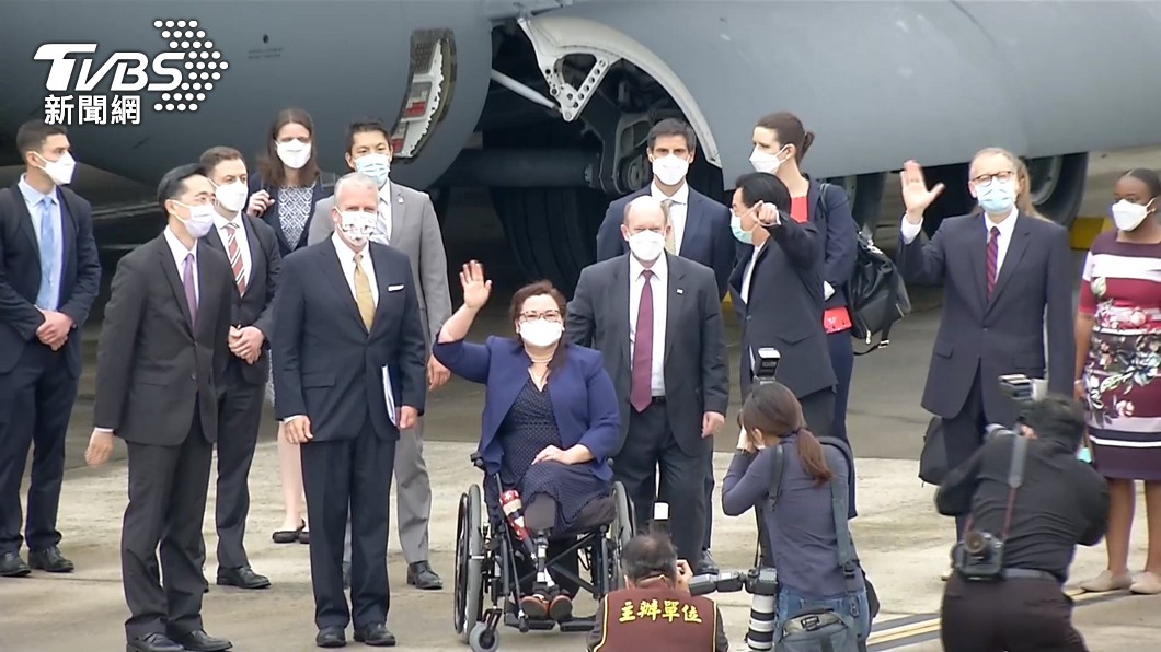 美國聯邦3參議員6日上午搭乘專機訪問台灣。(圖/TVBS)