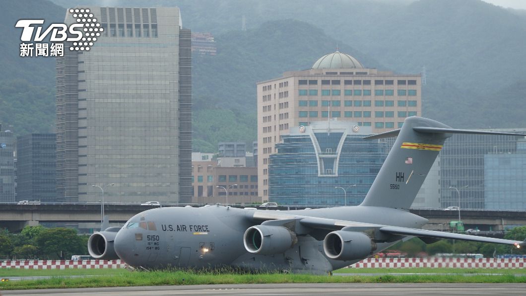 美國參議員6日搭乘美軍C-17運輸機抵台。(圖/中央社)