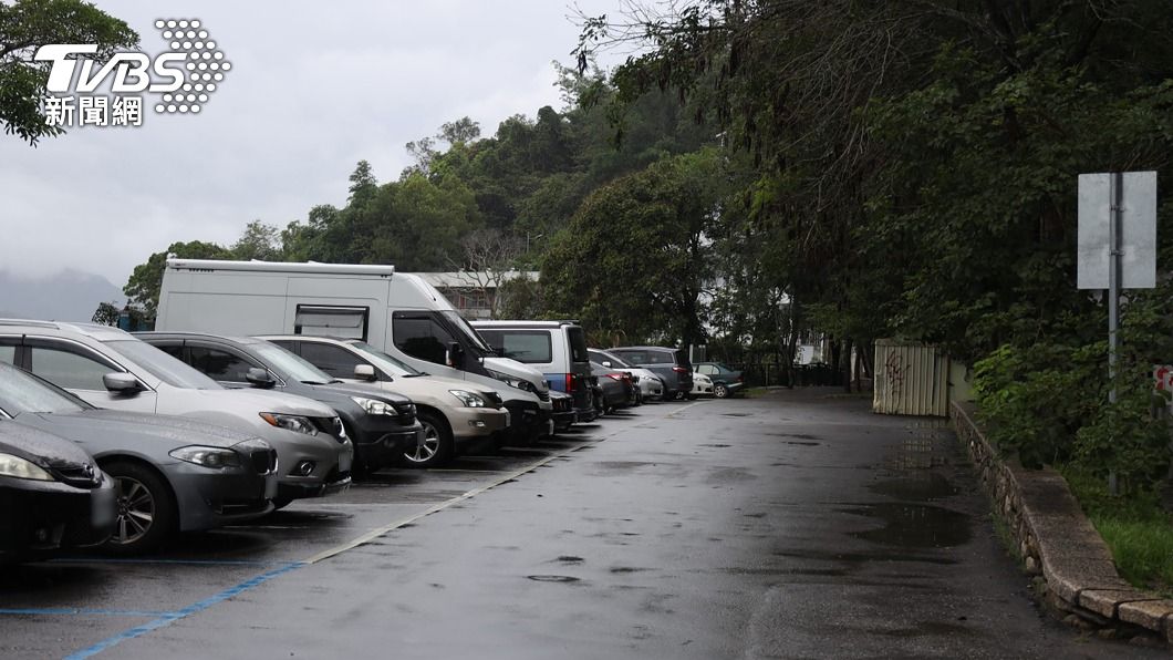 日月潭碼頭邊「車停滿」 居民驚見露營車怒:不顧防疫