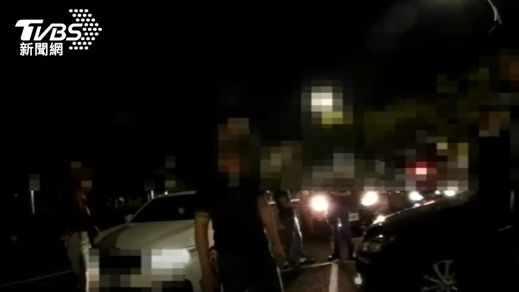 不甩防疫!高雄7男女群聚 藏毒又藏刀警法辦2男子