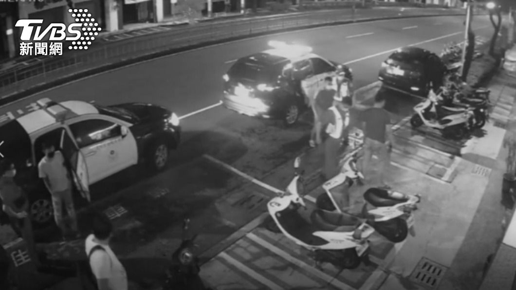 警方將潘、吳兩男帶回偵辦。(圖/TVBS)