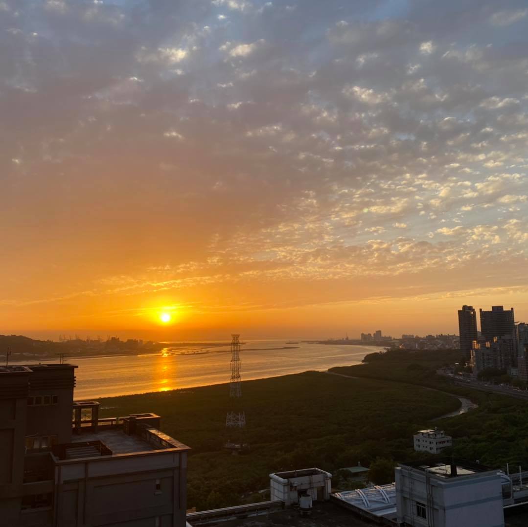 何如芸分享夕陽美景。（圖／翻攝自何如芸臉書）