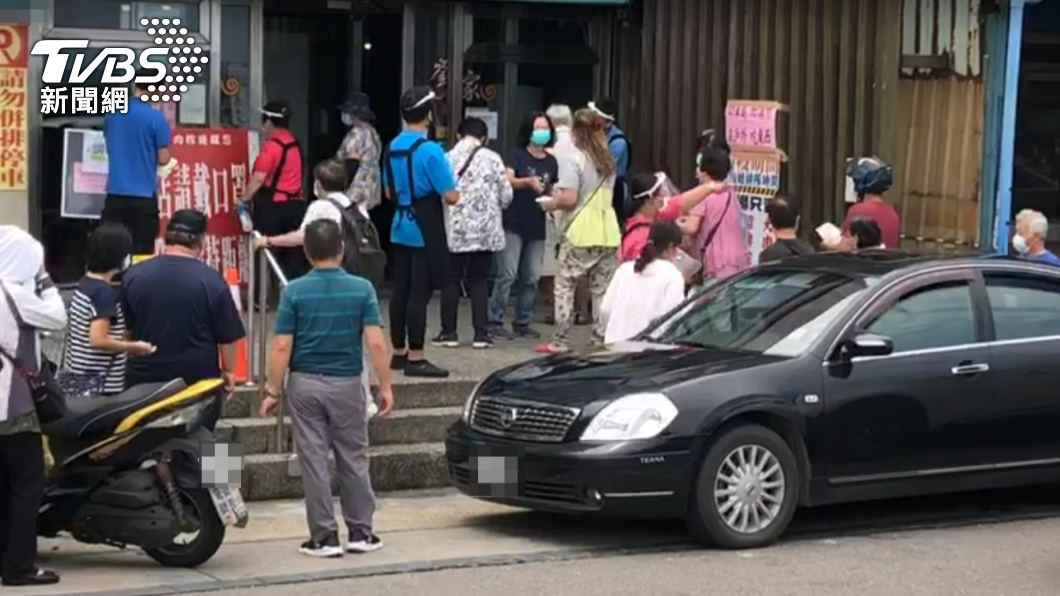 日前新北石門肉粽店就已出現購買人潮。(圖/TVBS資料畫面)