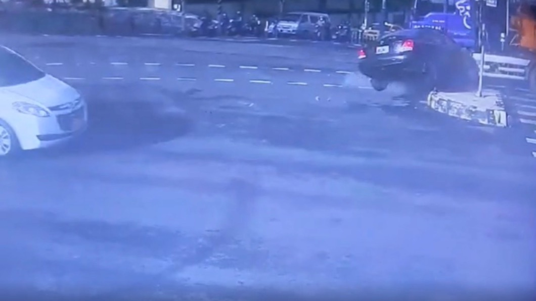 砂石車變換車道不慎追撞!轎車跨越分隔島彈飛至對向車道