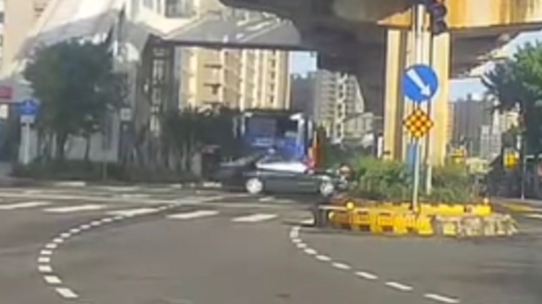 轎車遭撞整車失控。(圖/Facebook淡水佈告欄)