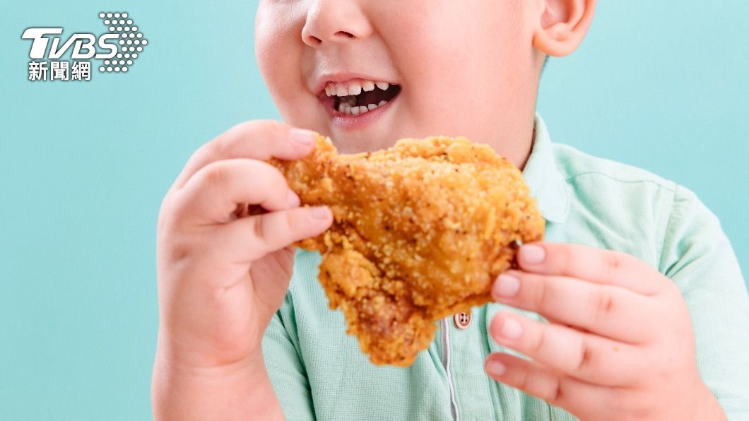 少年平時最愛吃香酥脆的炸雞。(非當事人,示意圖/shutterstock 達志影像)