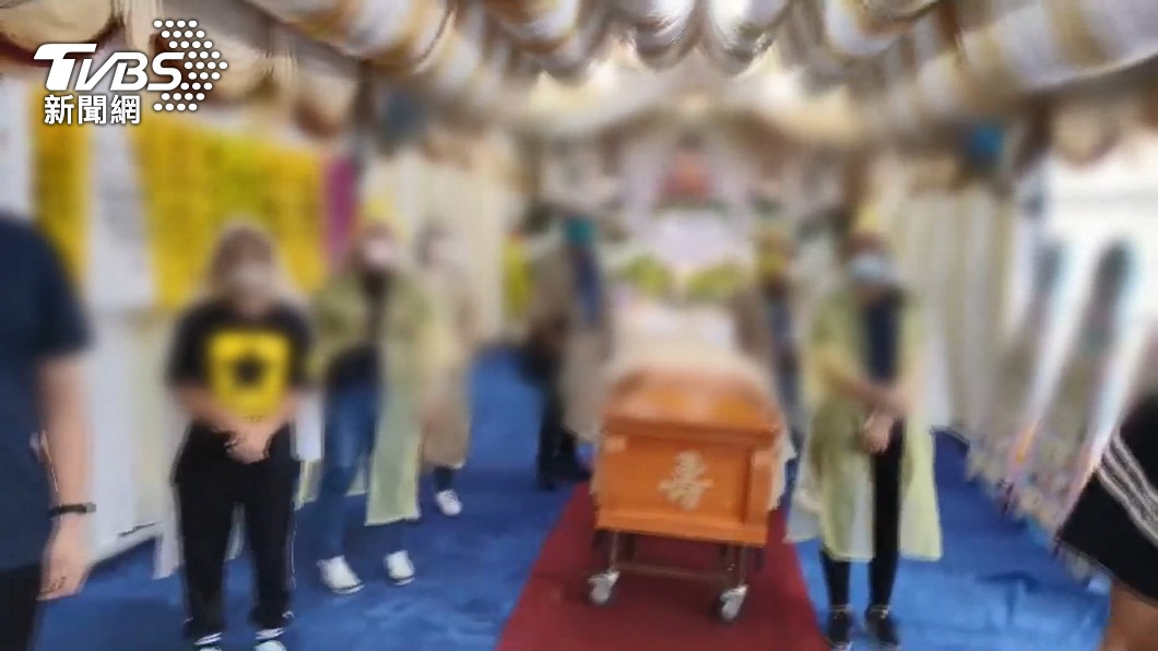 南投一戶人家舉辦喪事,警方進入家祭現場開單引發網友論戰。(圖/TVBS)