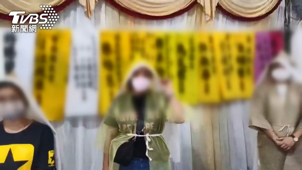 喪家皆穿著孝衣、戴著口罩。(圖/TVBS)