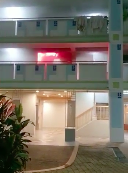 電梯在2樓打開門後仍持續燃燒。（圖／翻攝自Fire Specialist Rescue Centre Singapore臉書）