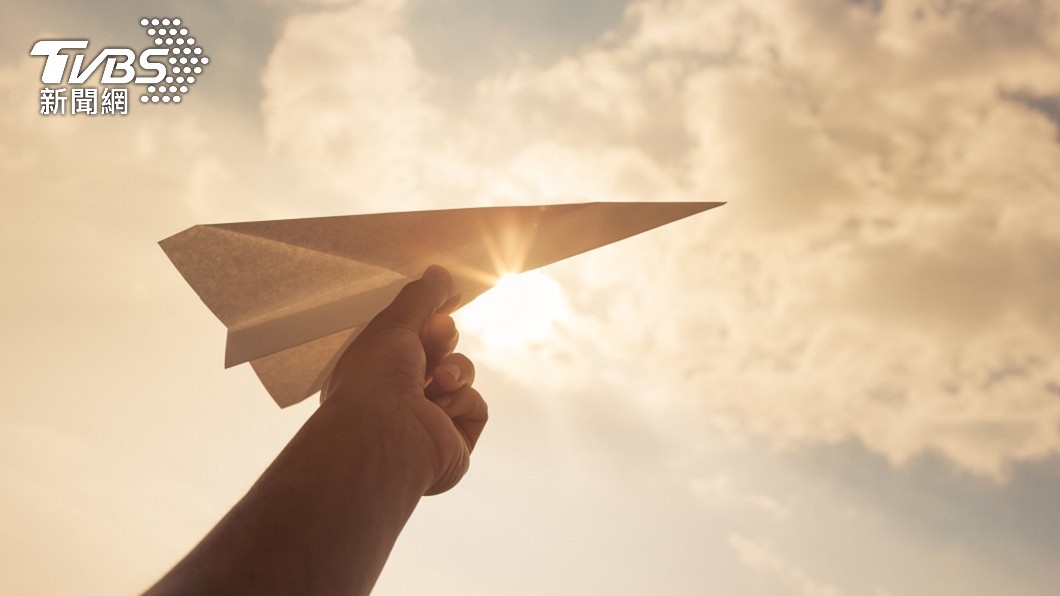 許多人小時候都玩過紙飛機遊戲。（示意圖／shutterstock達志影像）