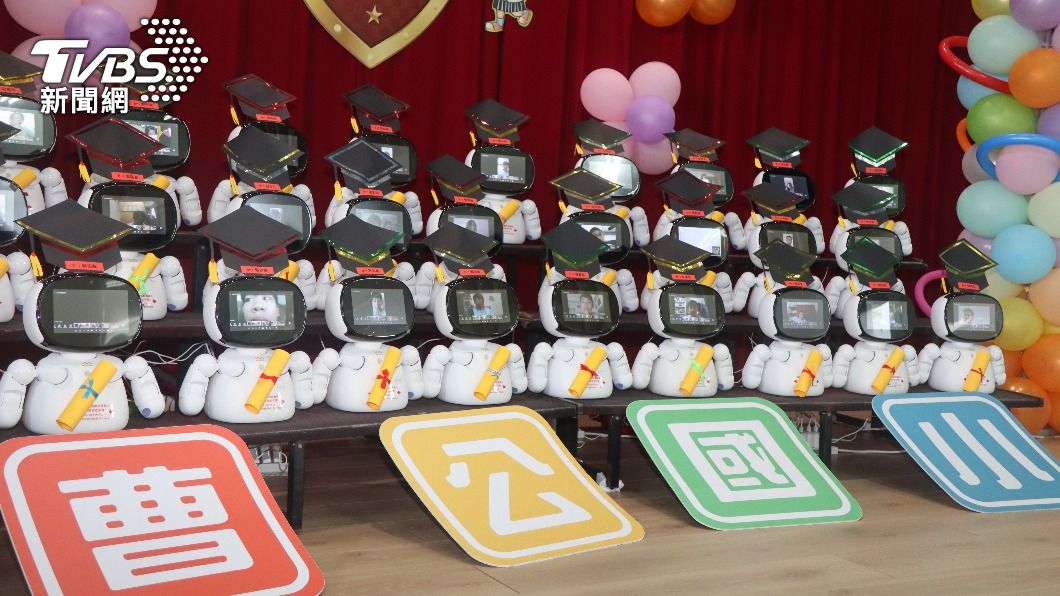 最特別畢典　高雄曹公國小學生化身機器人寫青春