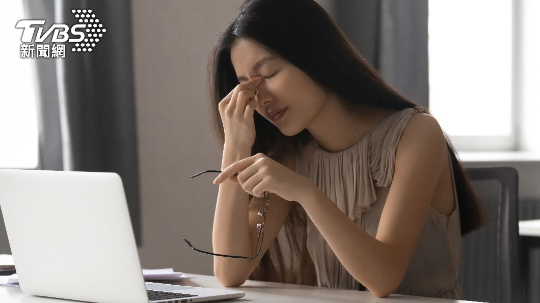 長期使用電腦3C產品,容易導致眼睛疲勞。(圖/shutterstock達志影像)