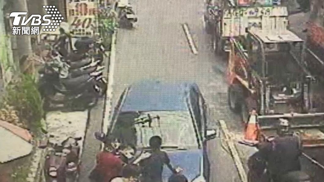 警方逮捕犯嫌。（圖／TVBS）
