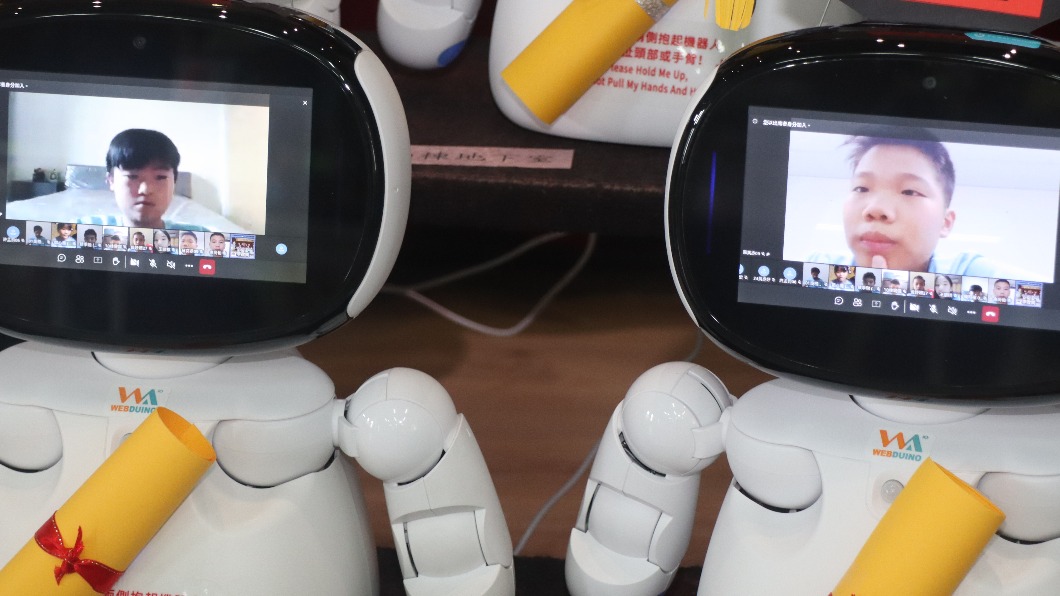 曹公國小利用機器人讓學生視訊參與畢典。(圖/曹公國小提供)