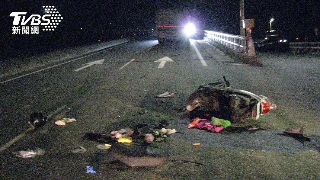 無照騎士直行撞迴轉砂石車 頭部重創緊急送醫仍不治