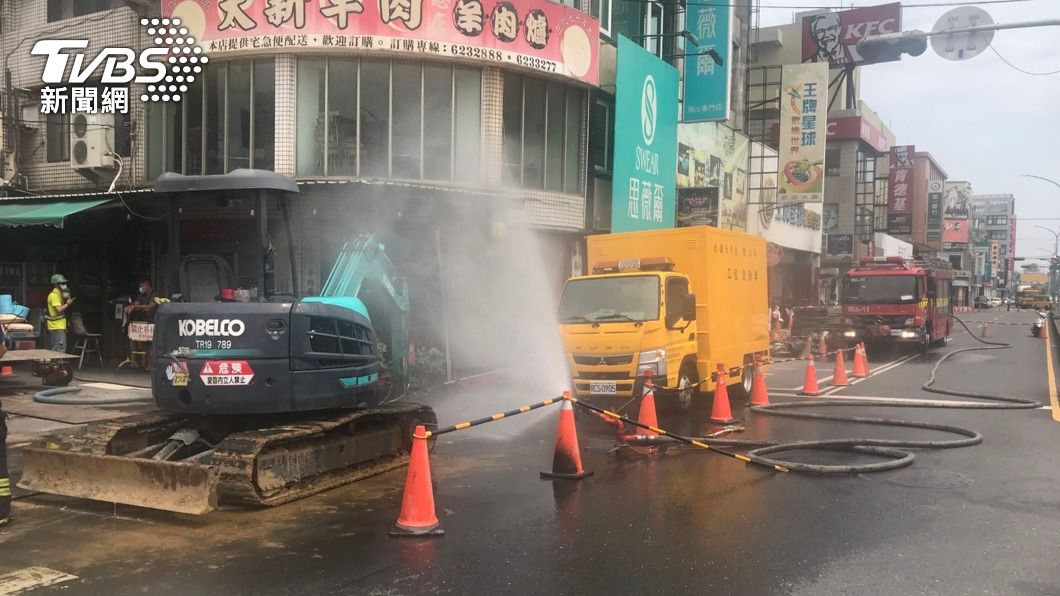 高雄岡山管線遭挖斷 瓦斯一度外洩消防灑水防護