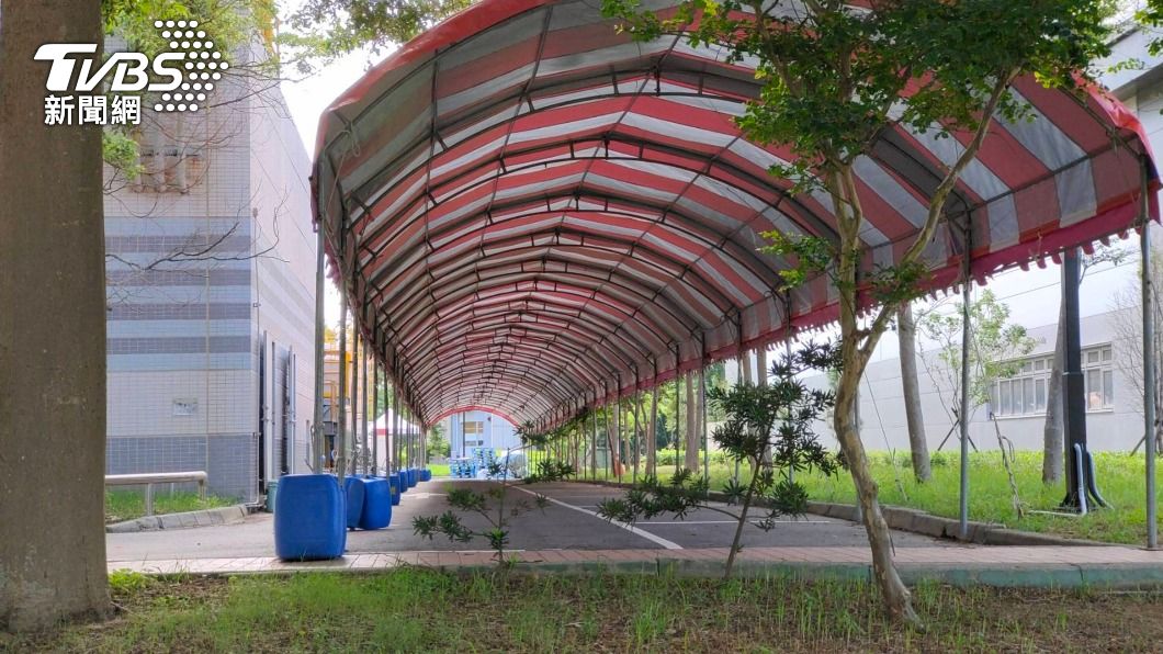 京鼎竹南廠已搭設棚架,準備展開全員快篩。(圖/中央社)
