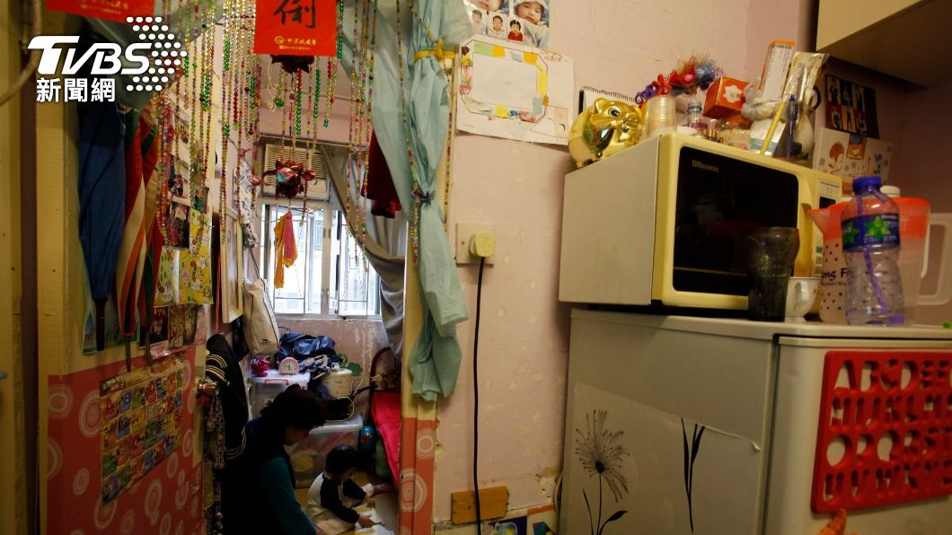 在寸土寸金的香港，許多低收入戶民眾僅能居住在極小坪數的「劏房」。（圖／達志影像路透社）