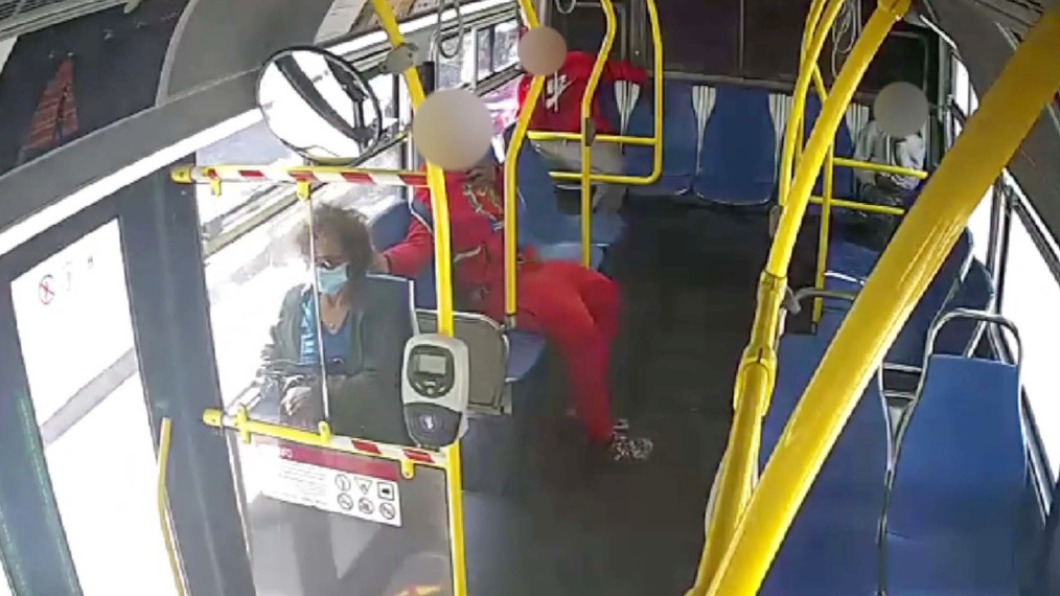 隨機攻擊?美婦搭車慘遭燒頭髮 怪客見火光拔腿開溜