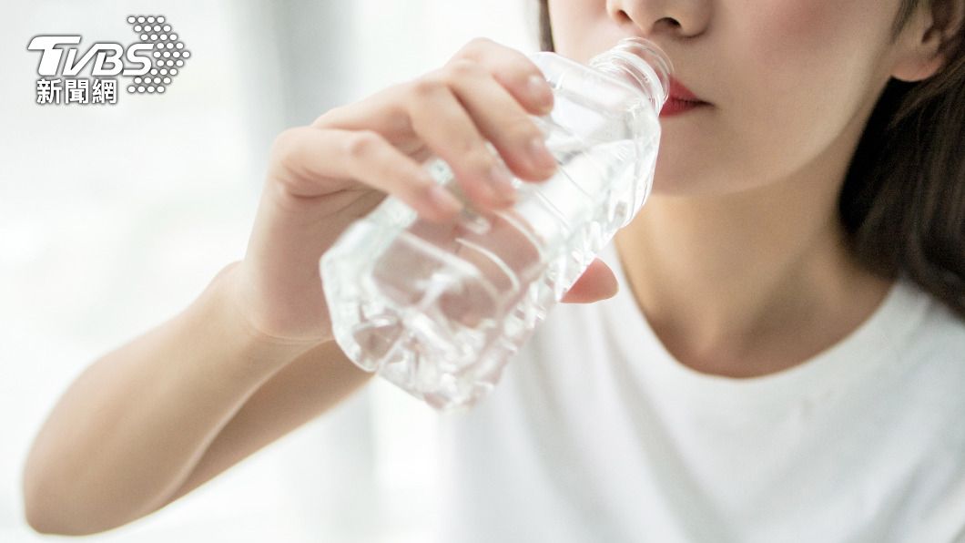 雷艾美每天早上起床都會喝上一杯500cc的水。(示意圖/shutterstock達志影像)