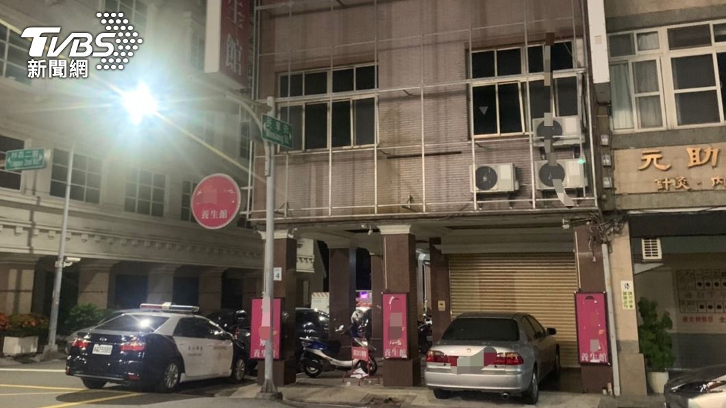 養生會館拉鐵門偷營業　警上門蒐證發現「人與人連結」