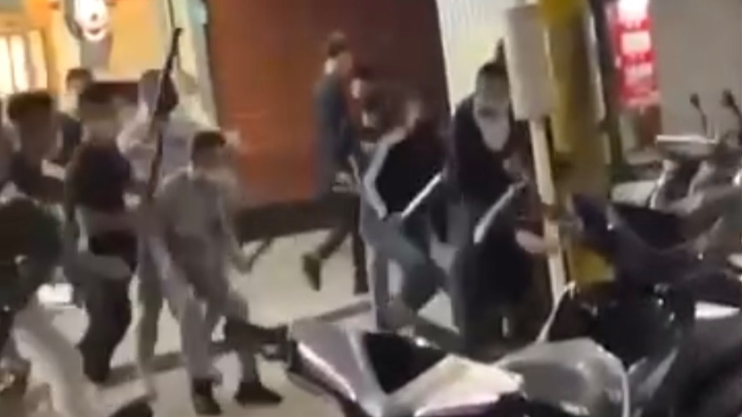 被害人被追砍倒地。(圖/TVBS)