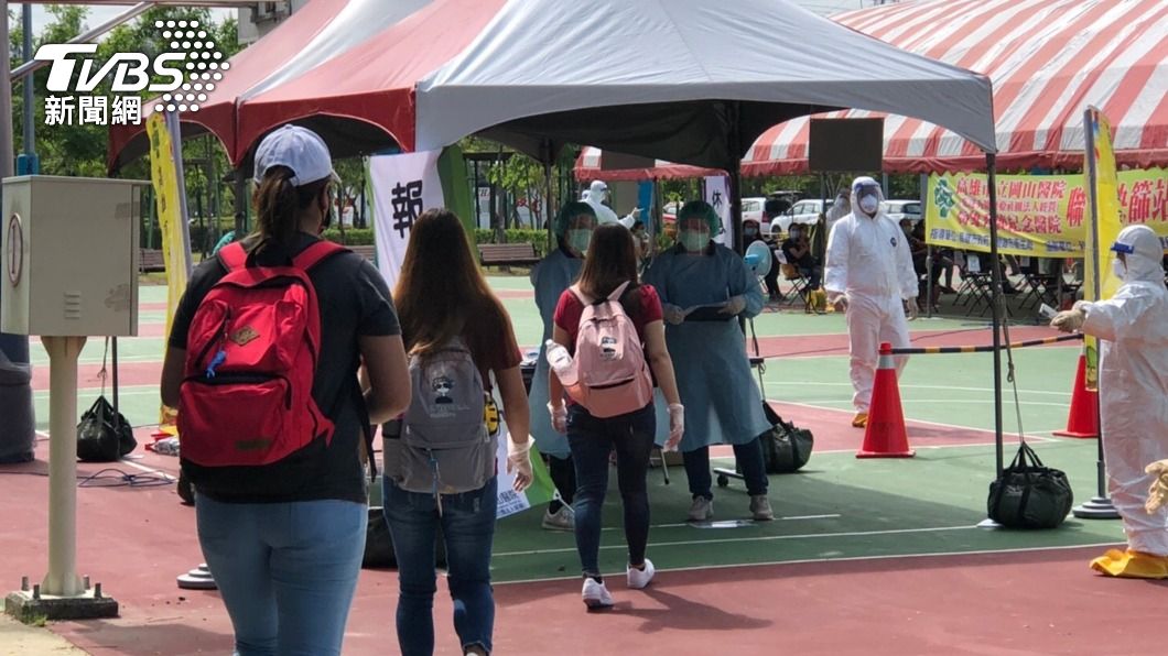 南科移工前往篩檢站接受快篩。(圖/中央社)