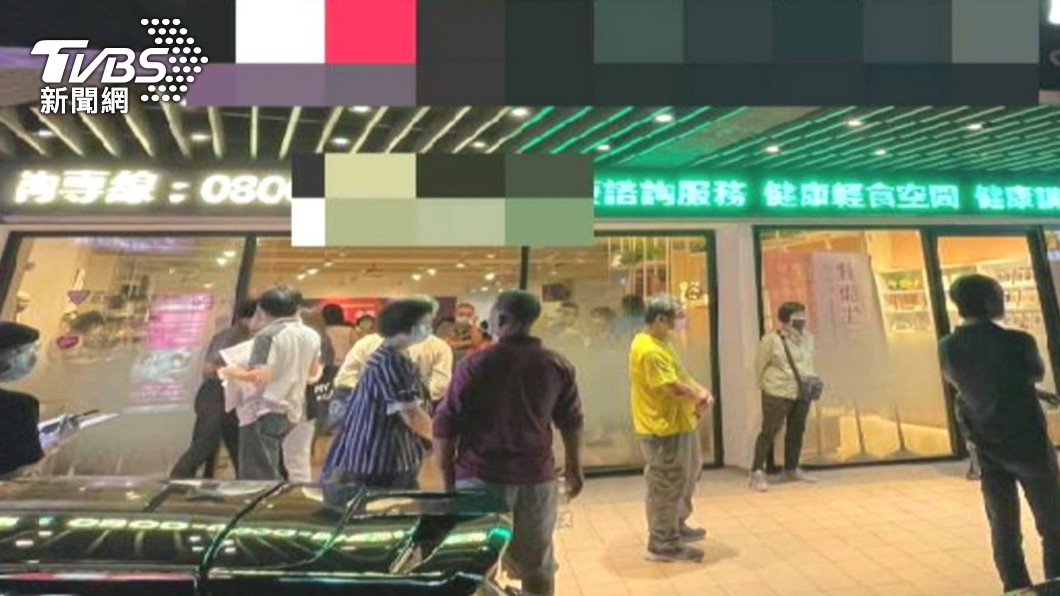 民眾深夜到診所排隊偷打疫苗。(圖/TVBS)