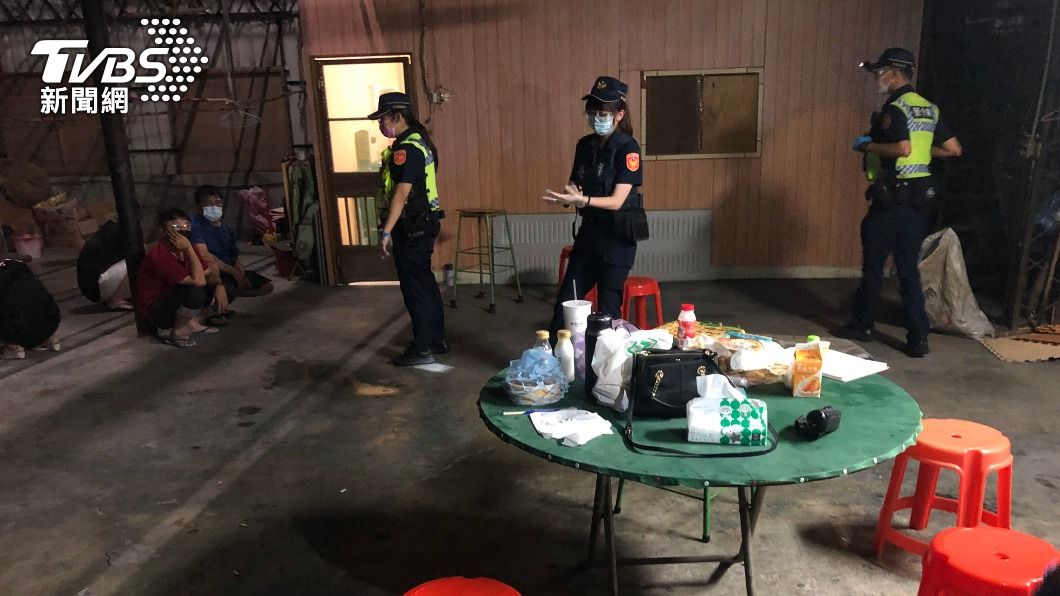 深夜6人群聚吃喝遭檢舉 警上門開罰竟見通緝犯
