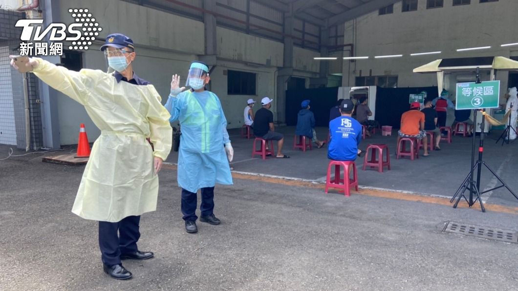 屏縣政府在各工業區附近共設6處快篩站。(圖/中央社)