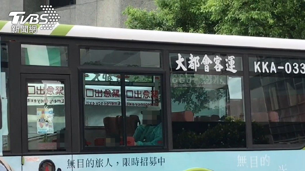 目前得知有11人快篩呈現陽性反應,將會利用防疫公車送至醫院。(圖/TVBS)