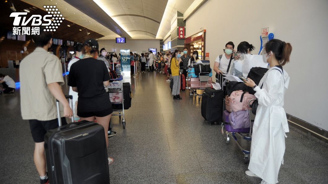疫情持續三級警戒　桃園機場航廈全面禁止用餐