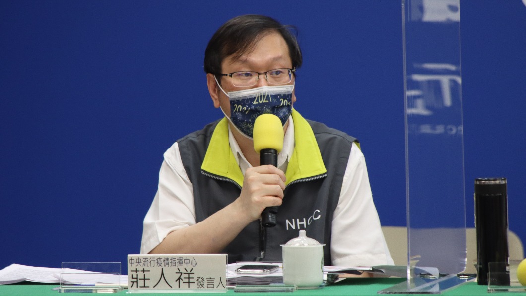 莊人祥指出8日新增5起接種後嚴重不良事件。(圖/指揮中心提供)