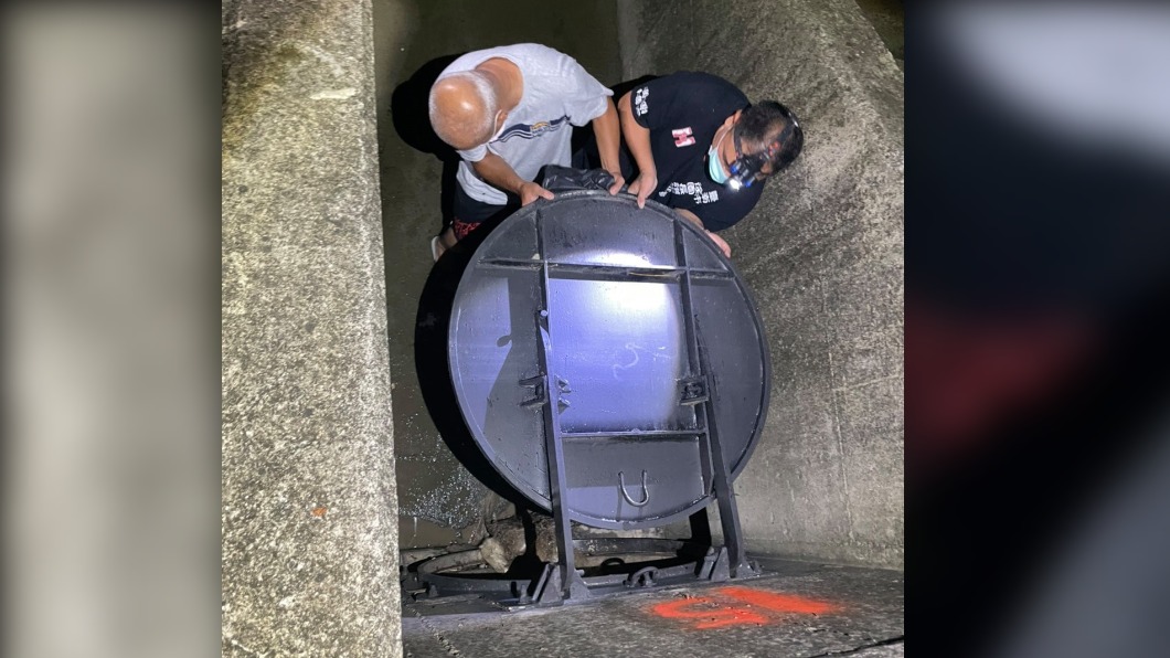 水溝的水門內也發現一隻。(圖/翻攝自徐文良(徐園長護生園)臉書)