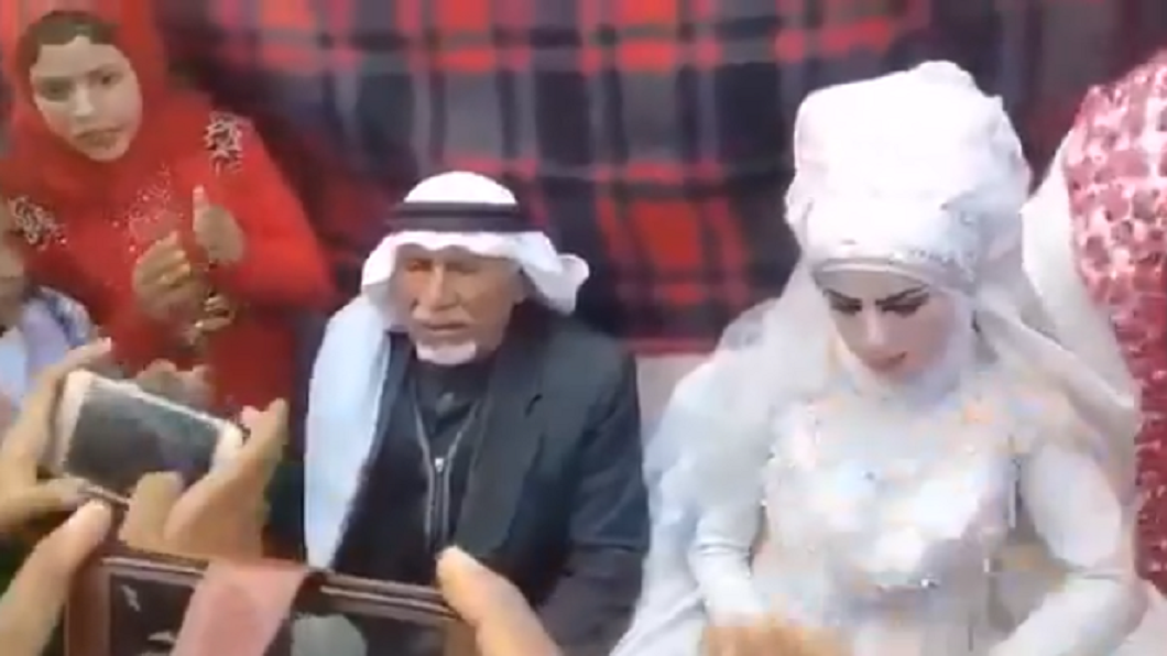 國外一名老翁日前迎娶嫩妻,事後得知這是他第37次結婚。(圖/翻攝自推特)