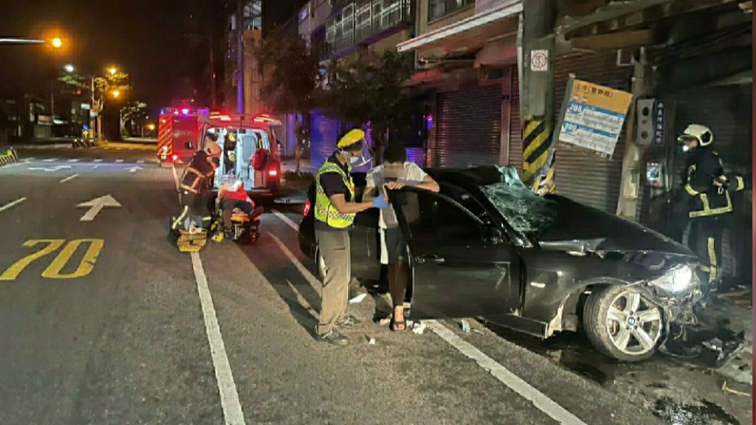 BMW失控撞上公車站牌及電線桿,警消合力搶救車內受困3人。(圖/東勢分局提供)
