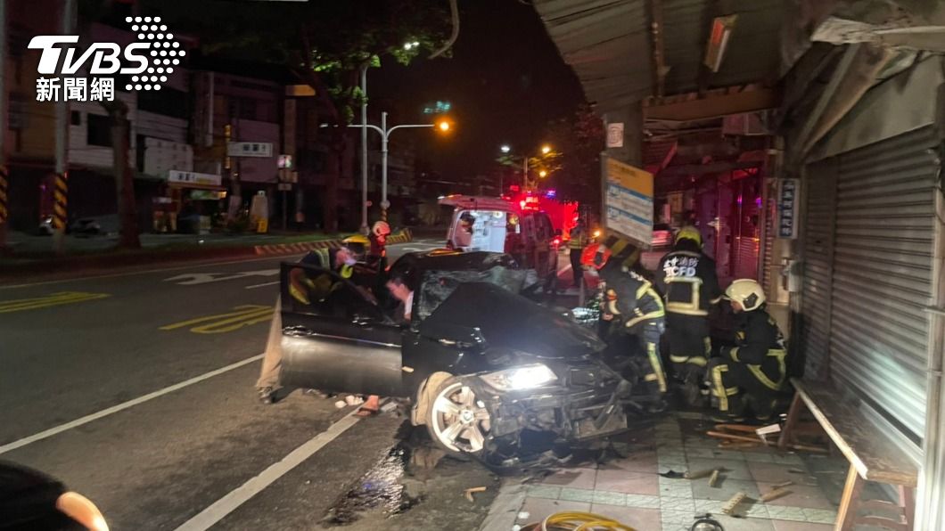疑轉彎失控自撞路邊電桿 駕駛送醫不治、2乘客輕傷