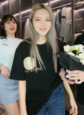 周揚青昨(9)日開直播介紹自家品牌衣服。(圖/翻攝自周揚青微博)