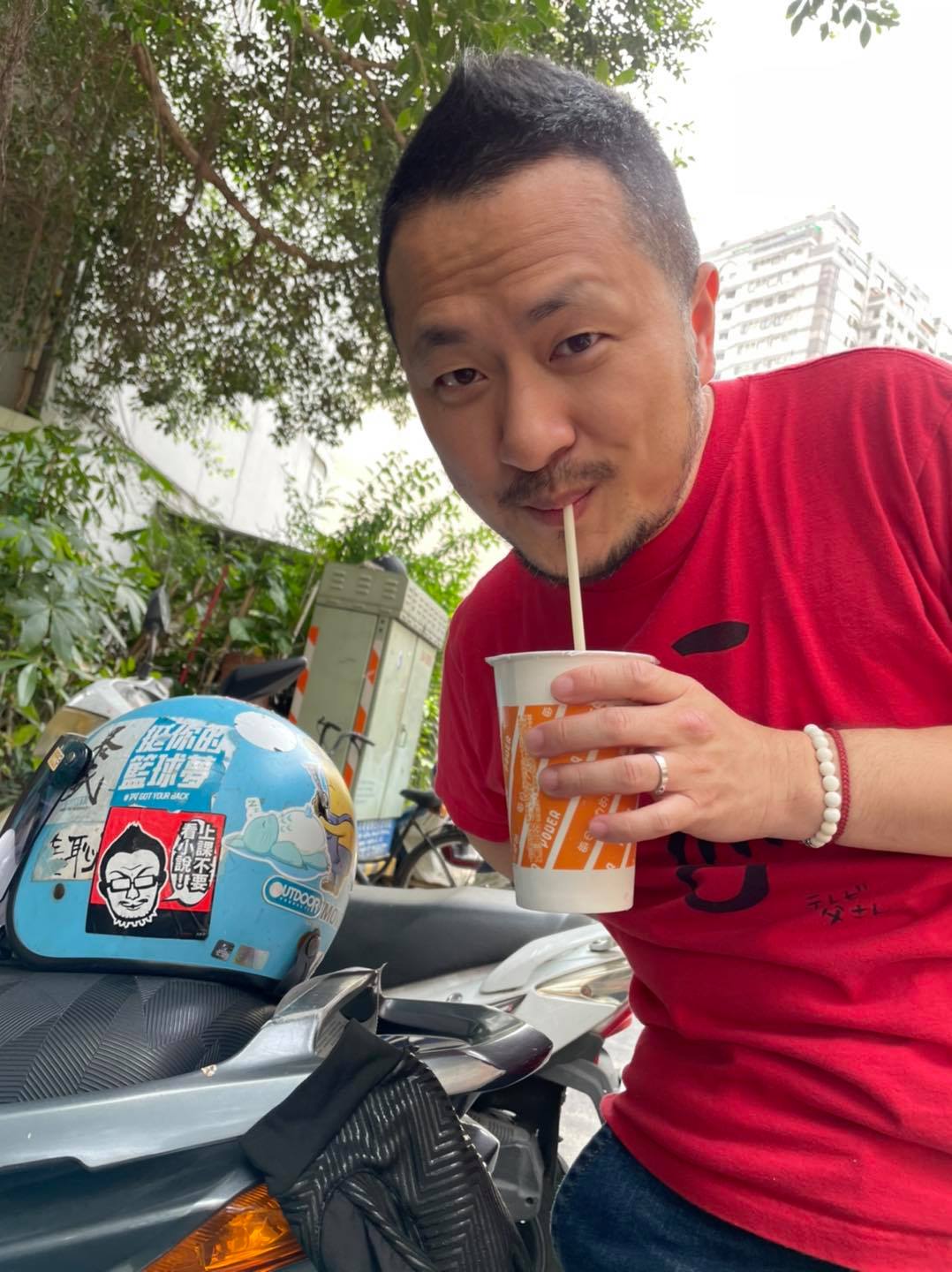 九把刀呼籲應讓外送、物流人員列在優先施打疫苗的名單。(圖/翻攝自九把刀臉書)