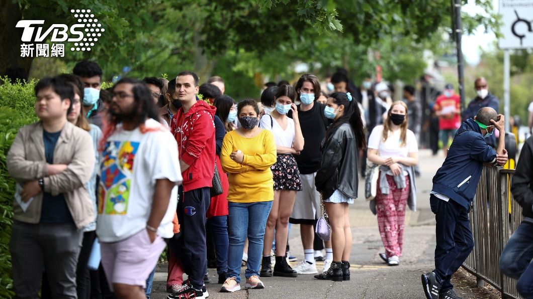 英國日前開放18歲以上成年人接種疫苗,醫院外現排隊人潮。(圖/達志影像路透社)