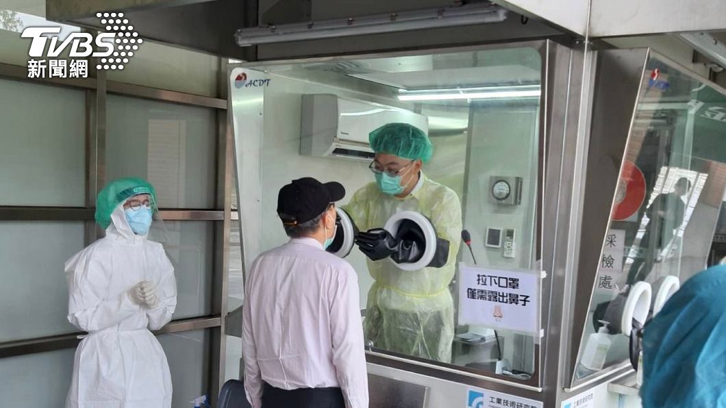 金門正壓採檢亭增強量能 航空站贈防疫物資