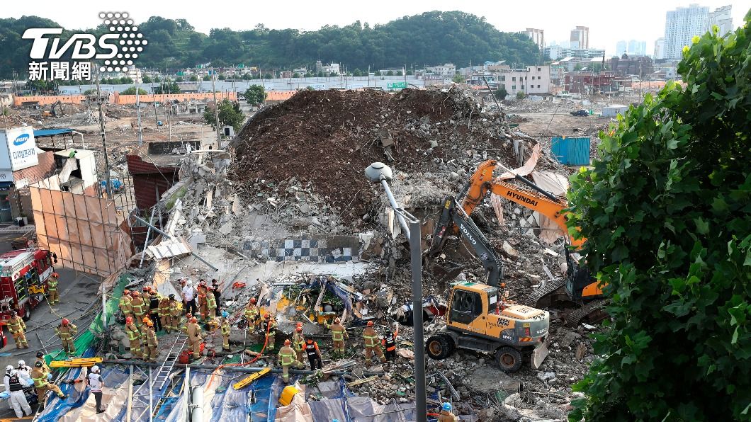 事故範圍相當大,需仰賴大型機具協助救援。(圖/達志影像美聯社)