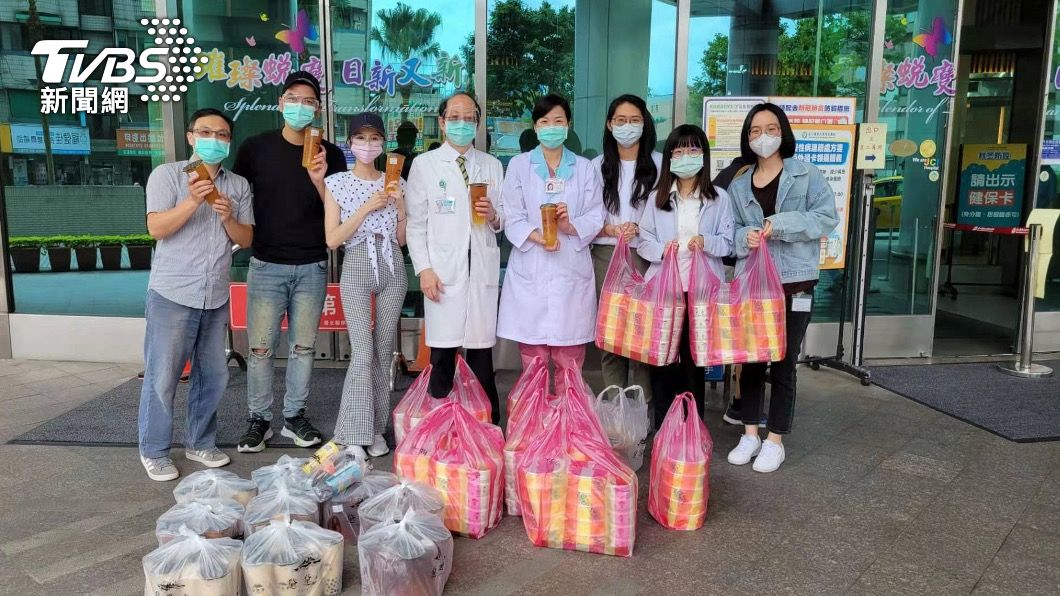 潘逸安和老婆準備便當、飲料給醫護人員。（圖／艾迪昇傳播提供）