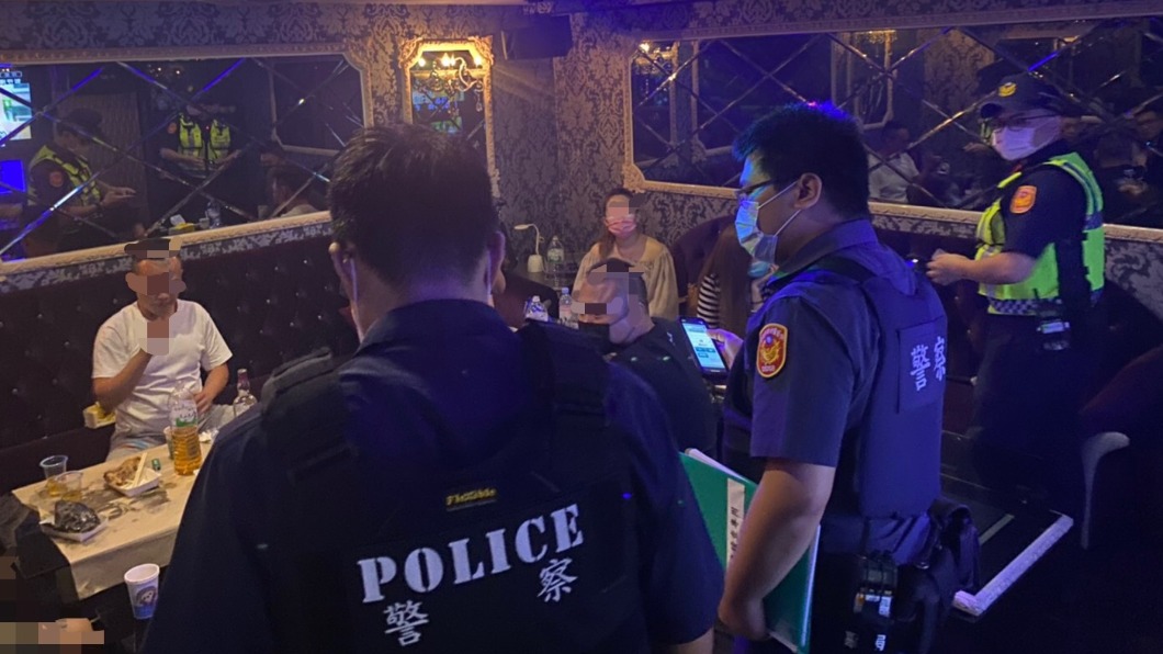警方今(11)日凌晨查獲高雄某大樓內一間美容名店,共10人群聚。(圖/新興分局中正三路派出所提供)