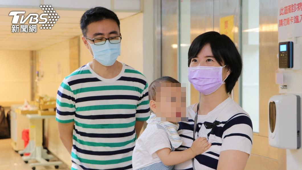 PCR奇蹟陽轉陰！嬰染疫難吞苦藥　母服藥「哺乳」