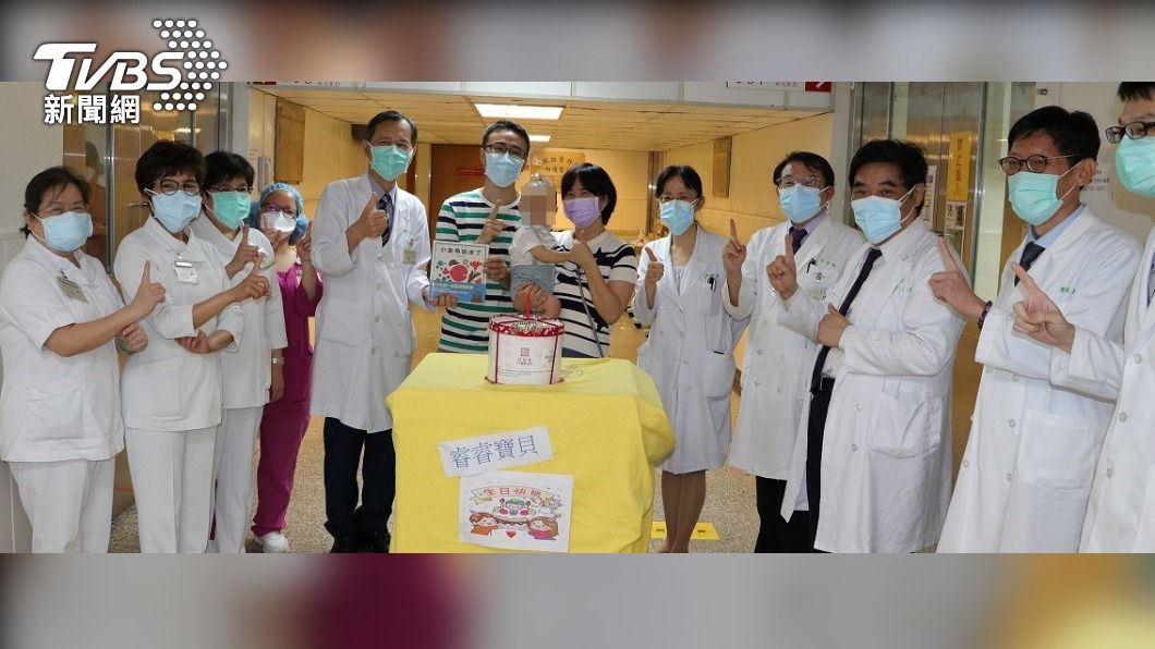 北榮許惠恒院長(左5)與醫療團隊共同慶祝睿睿周歲及母子解隔出院。(圖/臺北榮總提供)
