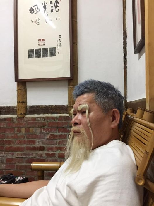 受到疫情影響,澎恰恰轉做生意賺錢。(圖/翻攝自澎恰恰臉書)