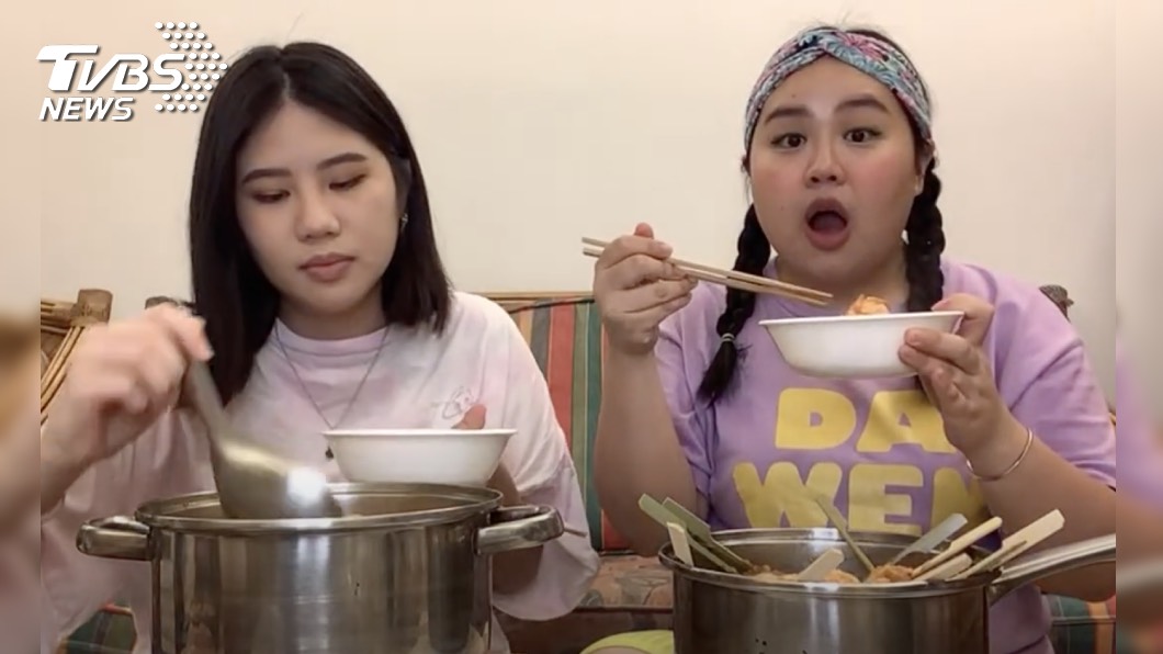 大文攜妹妹在直播中大啖最近買到的美食「南洋叻沙鍋」。圖/TVBS